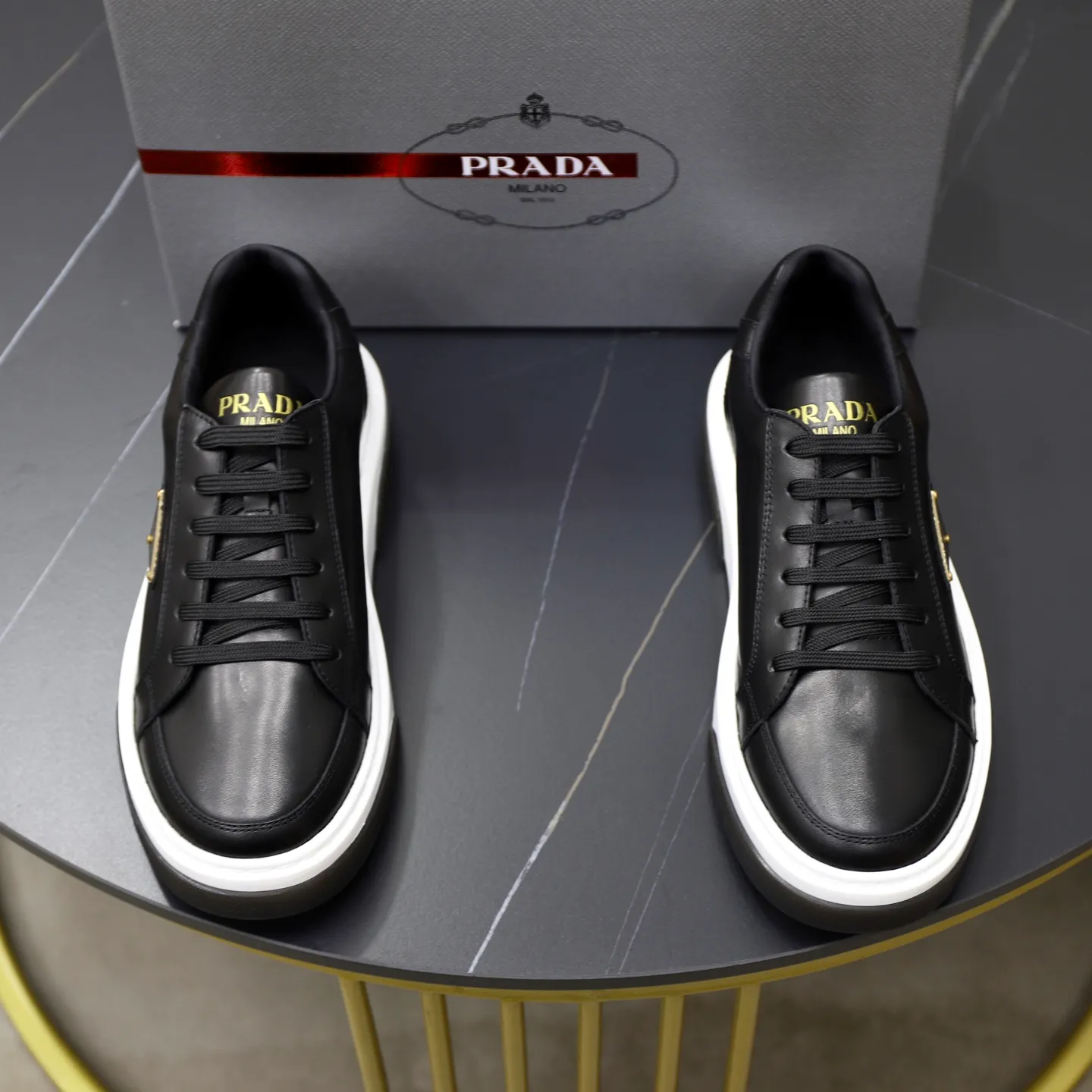 Factory price: 720💰Top original order Brand: PRADA (Prada) Standard code: Men's size 38/44 (45 can be customized) Grade: Same as the official website Material: Original cowhide stitching imported cowhide lining Original combination two-color wear-resistant soft outsole Style category: Leisure and sports version Young fashion European and American trend British style Color: Actual picture color